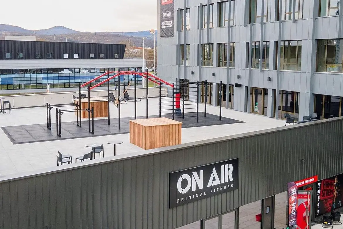 mise en place d'une structure exterieure sur mesure chez on air 